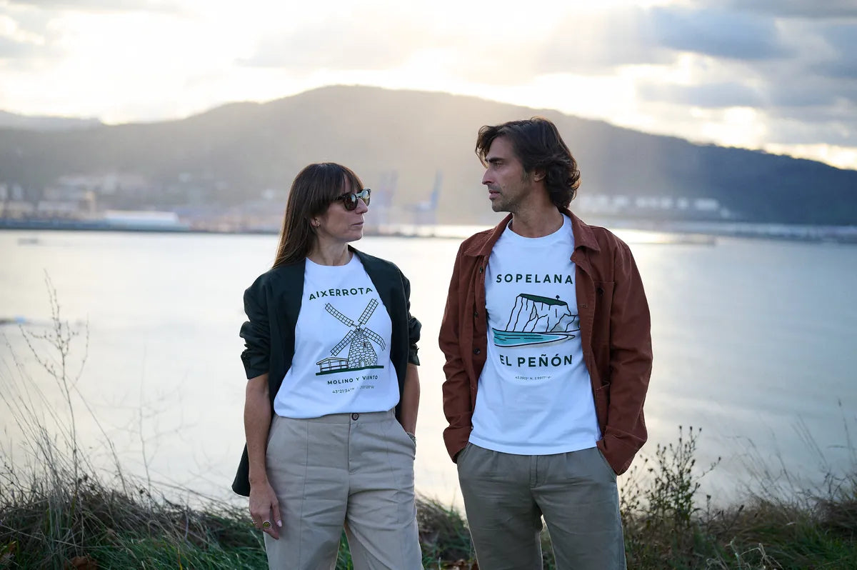 Dos personas con las camisetas Aixerrota y Sopelana, charlando junto a la ría de Getxo