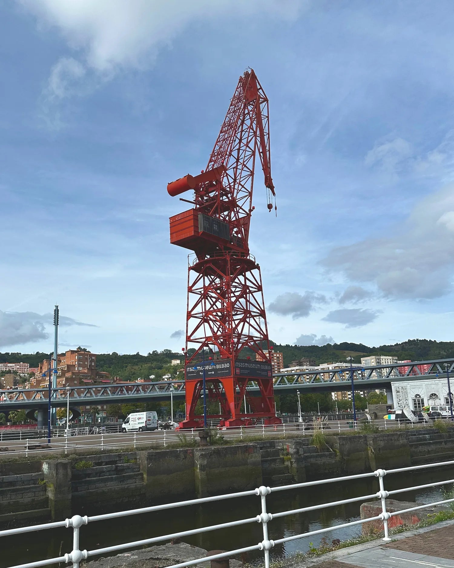 La Grúa Carola junto a la ría de Bilbao