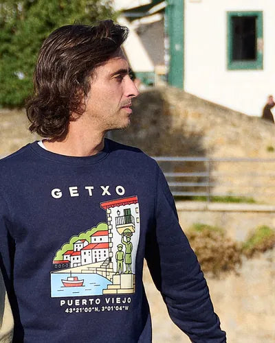 Hombre con la sudadera Getxo · Puerto Viejo mirando hacia la ría