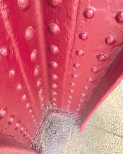Detalle de los remaches rojos del Puente Bizkaia de Portugalete