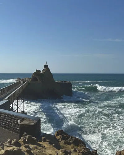 La roca de la Virgen y la pasarela de Biarritz con el mar rompiendo debajo