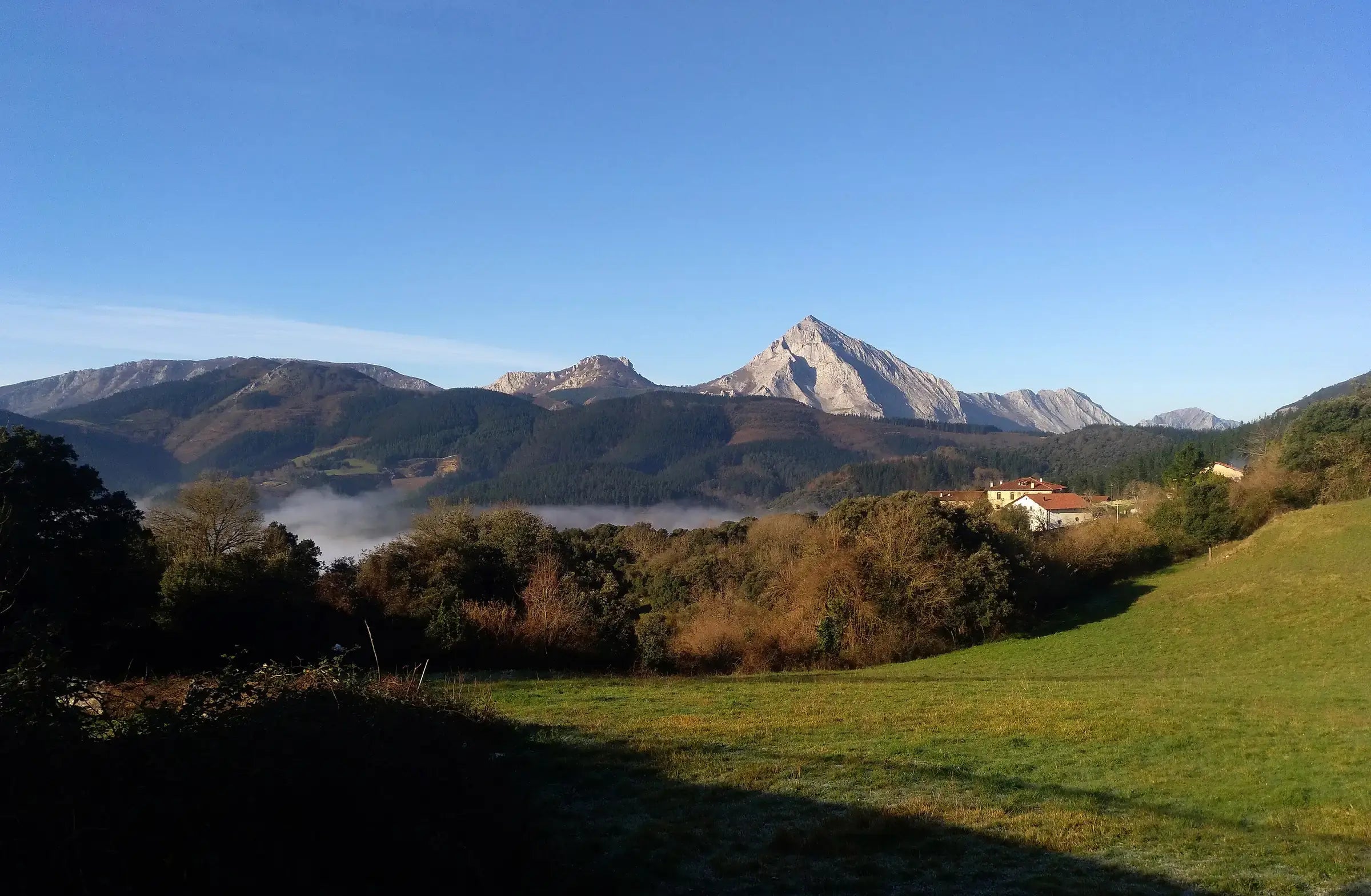 El Anboto al fondo y niebla en el valle, vistos desde Udala, en Arrasate, a primera hora de la mañana