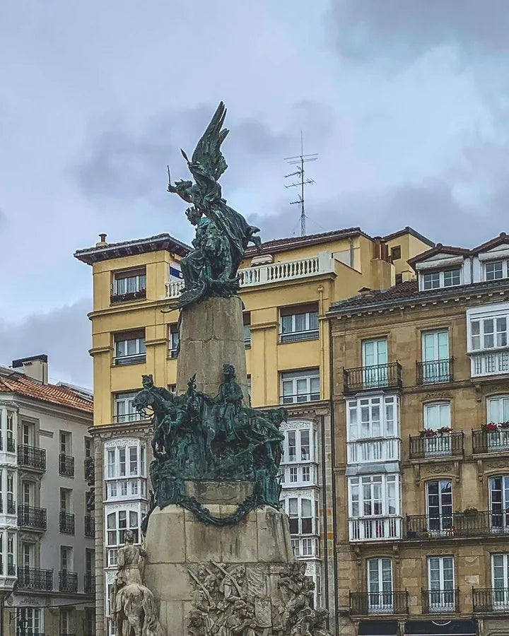 El monumento a la Batalla de Vitoria y los edificios de la plaza de la Virgen Blanca, en Vitoria-Gasteiz